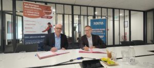 Gérard GOMEZ (président de la CMA NA) et Daniel DUCHER (président de SOLIHA NA) signent la convention de partenariat entre les deux réseaux pour développer les Artisans de l'autonomie.