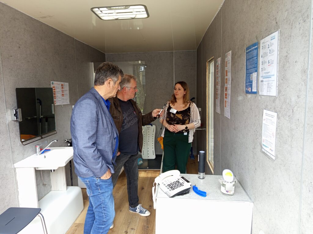 Ergothérapeute à SOLIHA Charente, Sophie a pu répondre aux questions des visiteurs, ici les élus municipaux de Mansle venus visiter notre Truck.