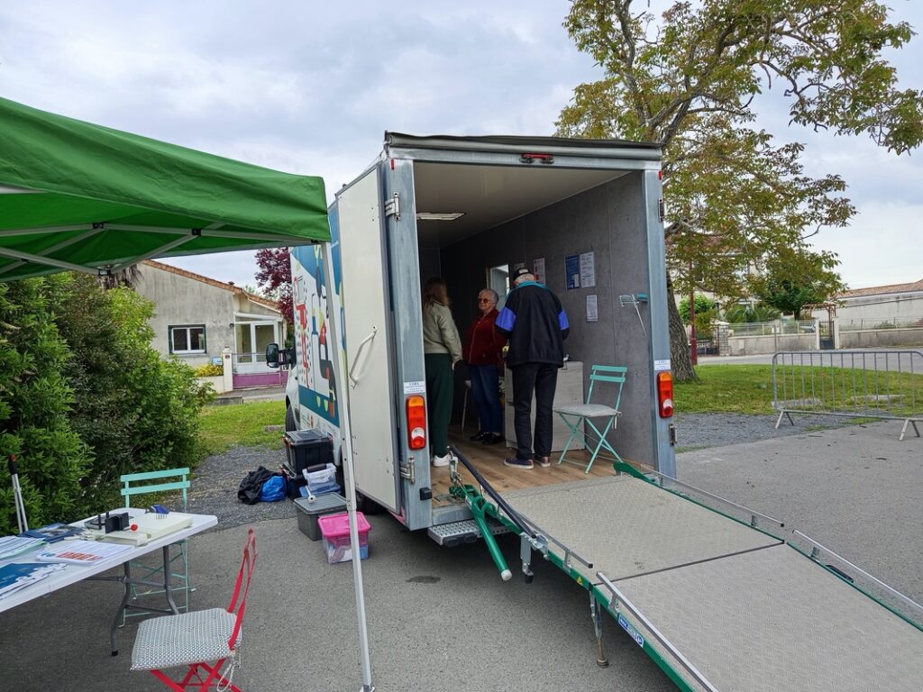 Notre Truck a pu accueillir de nombreux seniors tout au long de son périple charentais.