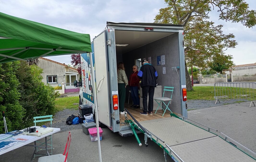 Notre Truck a pu accueillir de nombreux seniors tout au long de son périple charentais.