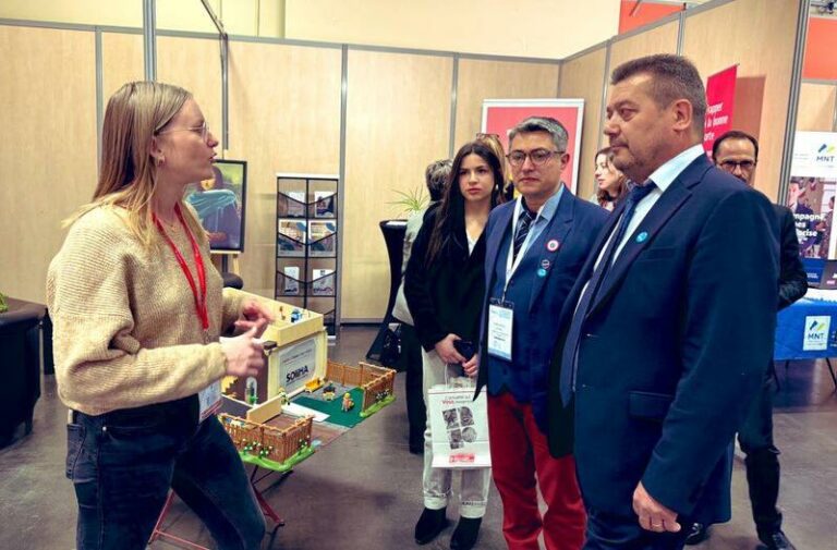 Présente au Salon des Maires de la Vienne, notre ergothérapeute Pauline a pu présenter sa "maison Playmobil" aux élus et au président du Département, Alain Pichon.