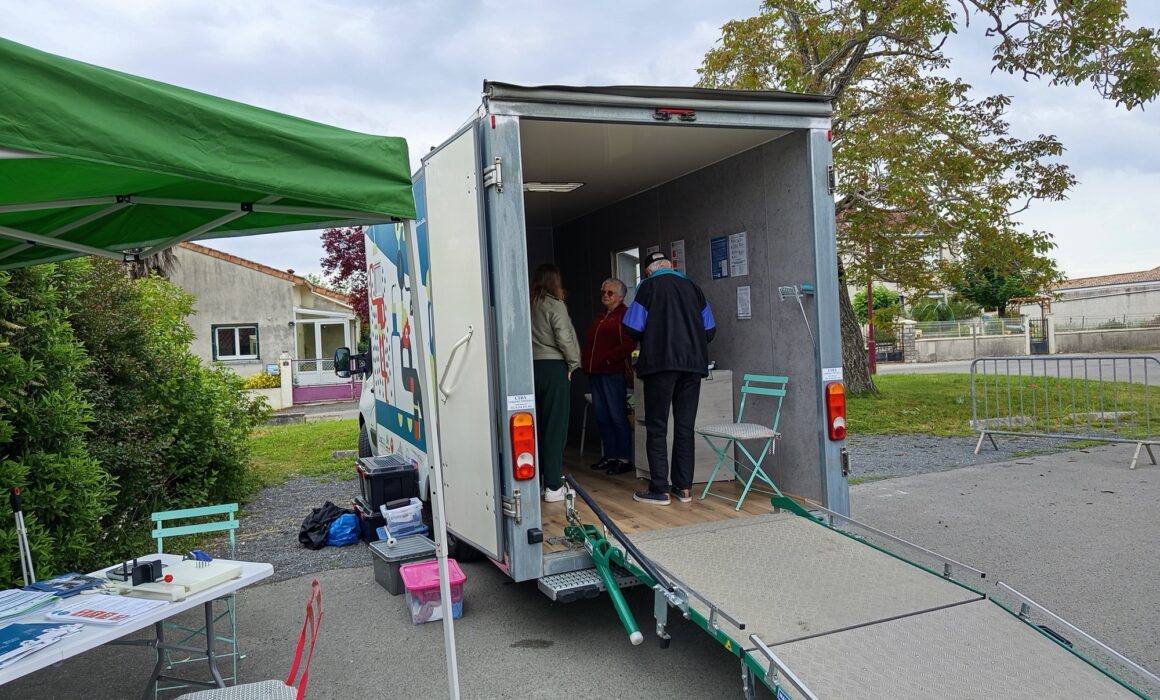 Le Truck débarque en Charente pour renseigner les seniors et les curieux sur l'adaptation du logement.