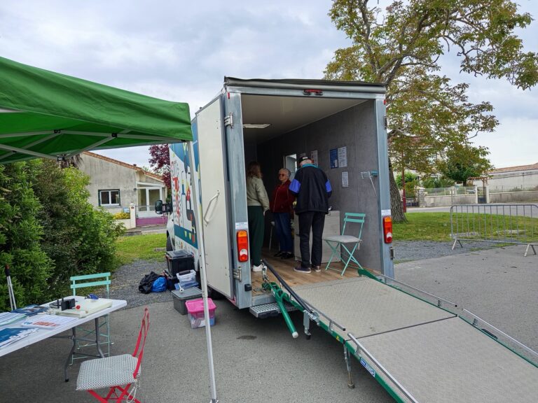 Le Truck débarque en Charente pour renseigner les seniors et les curieux sur l'adaptation du logement.