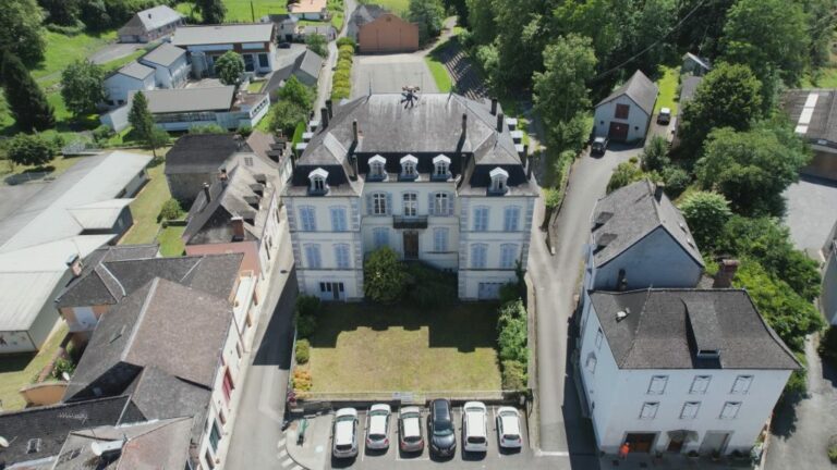 A Tardets-Sorholus, plusieurs logements aménagés dans le château Daguerre sont accessibles à la propriété via le Bail Réel Solidaire (BRS).