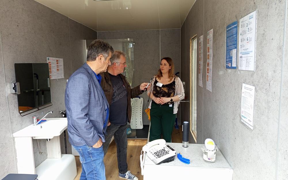 Ergothérapeute à SOLIHA Charente, Sophie a pu répondre aux questions des visiteurs, ici les élus municipaux de Mansle venus visiter notre Truck.