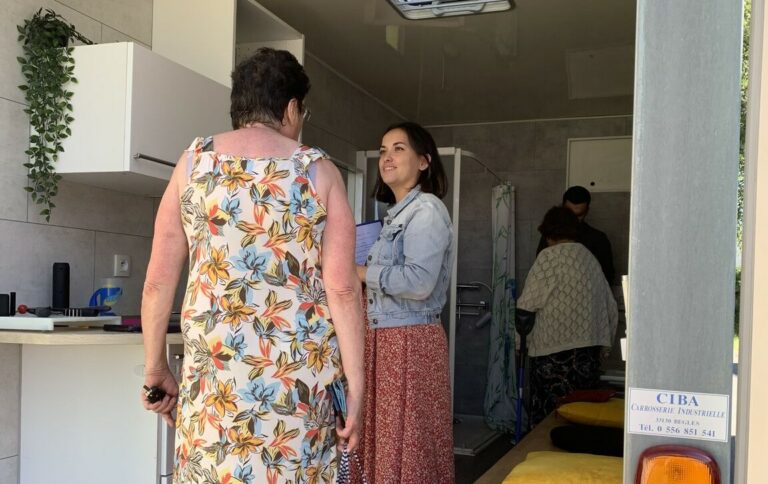 Les équipes de SOLIHA à la rencontre des locataires seniors de Rochefort Habitat Océan.
