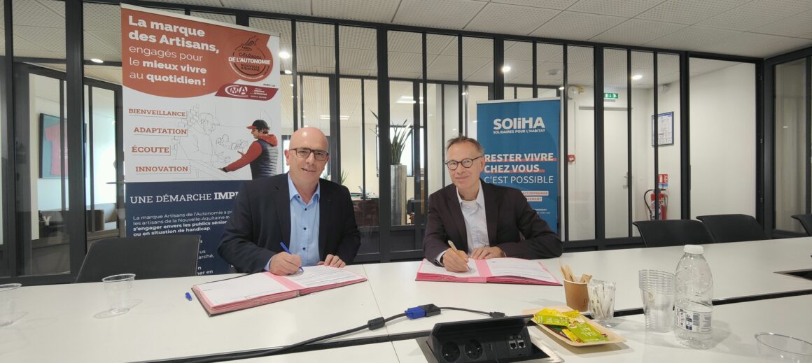 Gérard GOMEZ (président de la CMA NA) et Daniel DUCHER (président de SOLIHA NA) signent la convention de partenariat entre les deux réseaux pour développer les Artisans de l'autonomie.