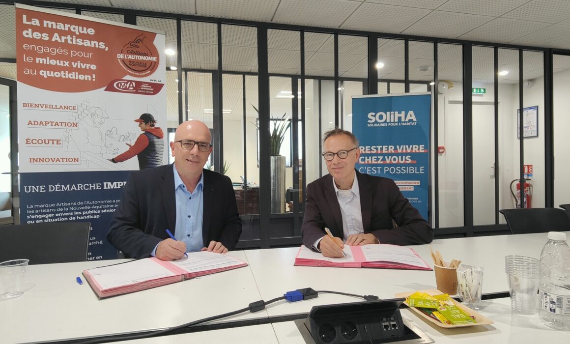 Gérard GOMEZ (président de la CMA NA) et Daniel DUCHER (président de SOLIHA NA) signent la convention de partenariat entre les deux réseaux pour développer les Artisans de l'autonomie.