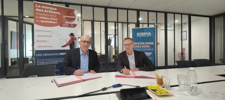 Gérard GOMEZ (président de la CMA NA) et Daniel DUCHER (président de SOLIHA NA) signent la convention de partenariat entre les deux réseaux pour développer les Artisans de l'autonomie.