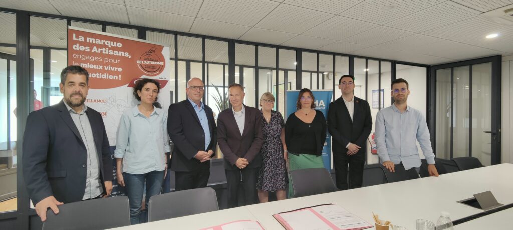 Les équipes de SOLIHA et de la CMA s'engagent pour aider les artisans à devenir acteurs du bien-vieillir sur les territoires.